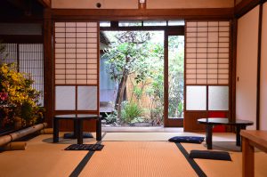 有鄰庵の畳の部屋（風と花の部屋）と庭