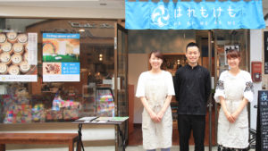 はれもけも社員パティシエスタッフ3名の集合写真