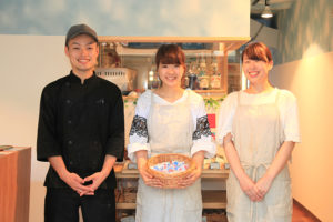 はれもけも社員パティシエスタッフ3名の集合写真