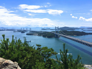 瀬戸内海の景色。瀬戸大橋と多島美