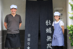 『牡蠣無双』を作る幸徳堂の杉原五郎さん