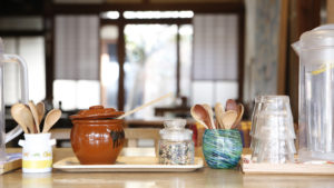 『ゲストハウス＆カフェ有鄰庵』朝の土間の光景