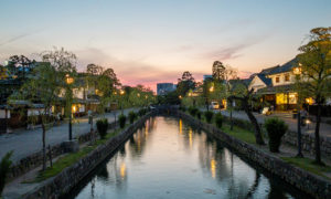 倉敷美観地区の夕暮れマジックアワーの町並み