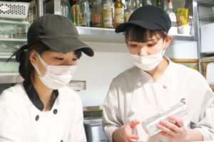 高橋真未から説明を受ける山下妃菜