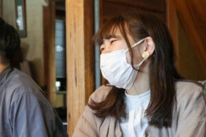 藤原唯希の隣で笑う山下妃菜