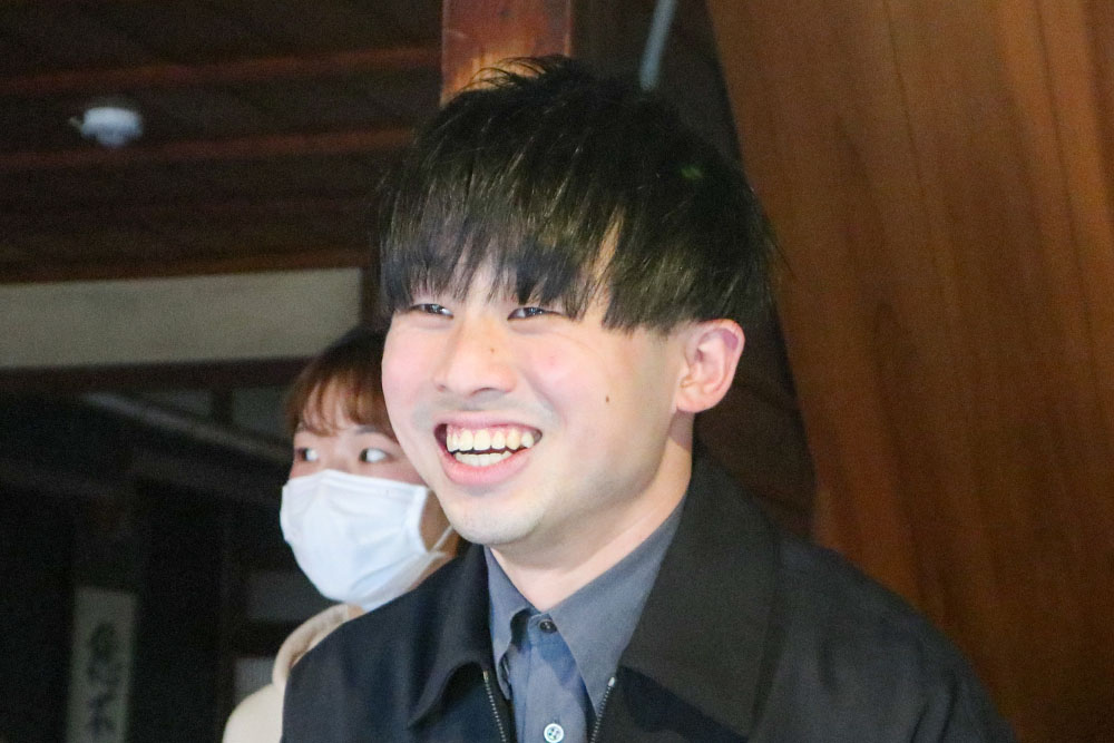 笑顔の藤原唯希(社員ミーティング)