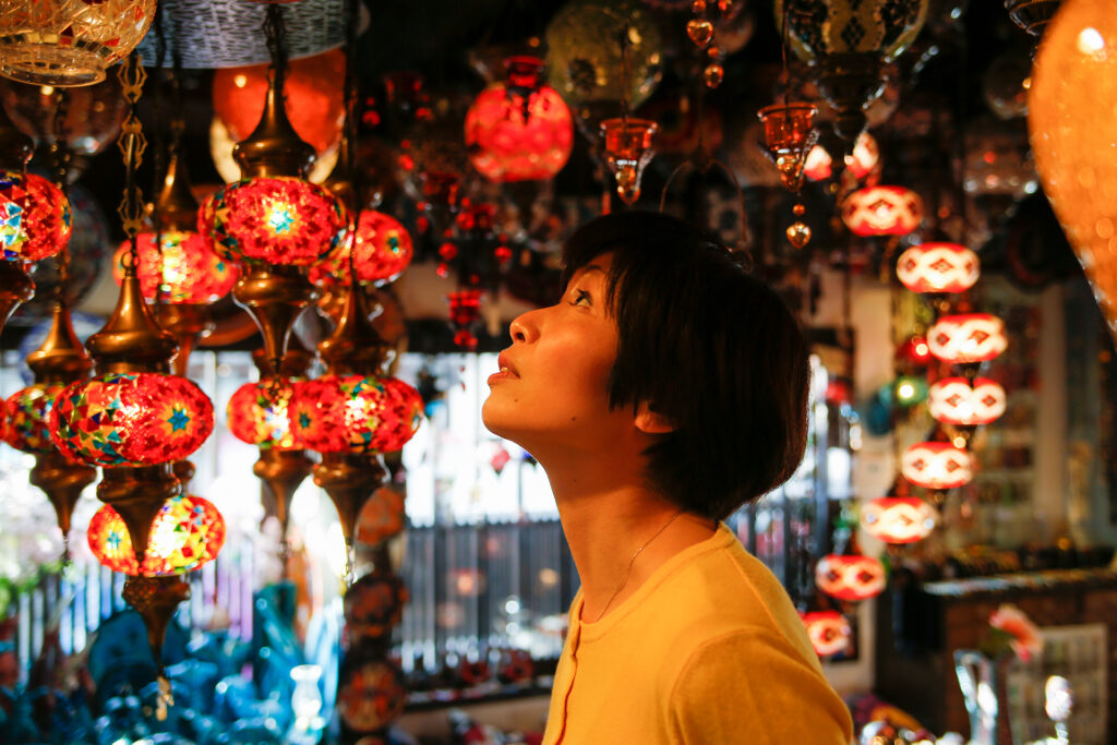 倉敷美観地区のトルコ雑貨店を回る南部愛(まなさん)