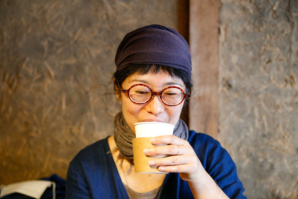 コーヒーを飲む株式会社行雲美観堂アルバイト・石川優子(いしこさん) コーヒーを飲む株式会社行雲美観堂アルバイト・石川優子(いしこさん)