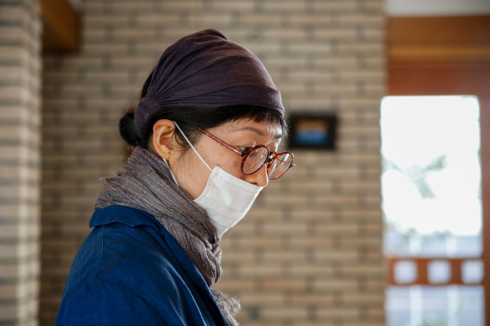 商品を見つめる株式会社行雲美観堂アルバイト・石川優子(いしこさん) 商品を見つめる株式会社行雲美観堂アルバイト・石川優子(いしこさん)