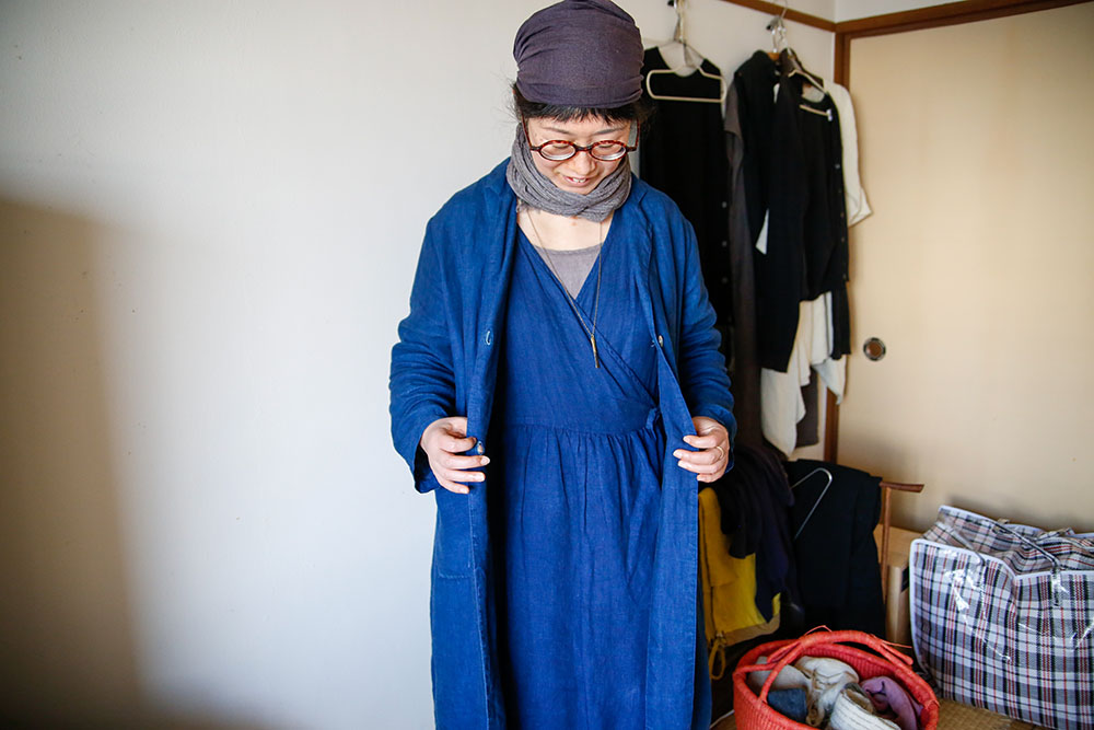 服の説明をする株式会社行雲美観堂アルバイト・石川優子(いしこさん) 服の説明をする株式会社行雲美観堂アルバイト・石川優子(いしこさん)