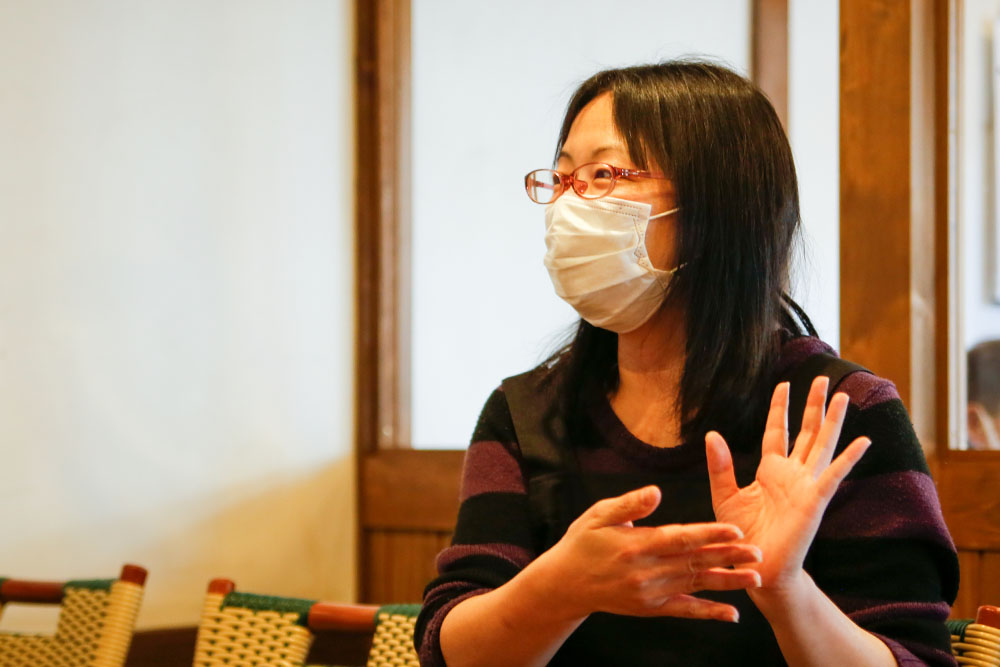 両手を使って説明する石川さん