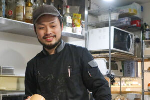 ガムテープを持つ加藤泰