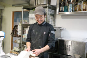 袋を閉じる加藤泰