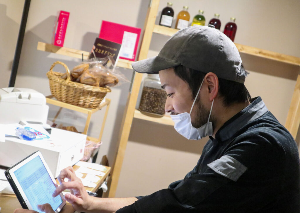 笑顔でECを管理する加藤泰