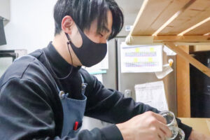 プリンの瓶を詰める笑顔の藤原唯希
