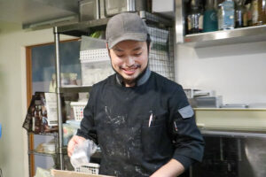 箱にケーキを詰める加藤泰②