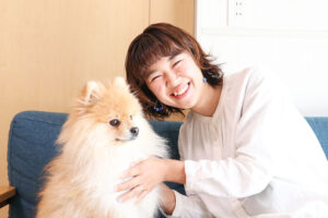 ソファーにいる笑顔の久保千聡と王子