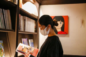 雑誌を読む瀬戸珠実