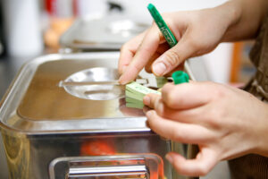 プリン液の消費期限を書く塩崎由歩（ゆうぼー）