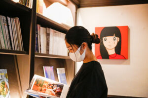 雑誌を読む株式会社行雲美観堂、てまり社員・瀬戸珠実（たまちゃん）