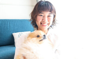 王子を抱えて正面を向き、にこやかな久保千聡