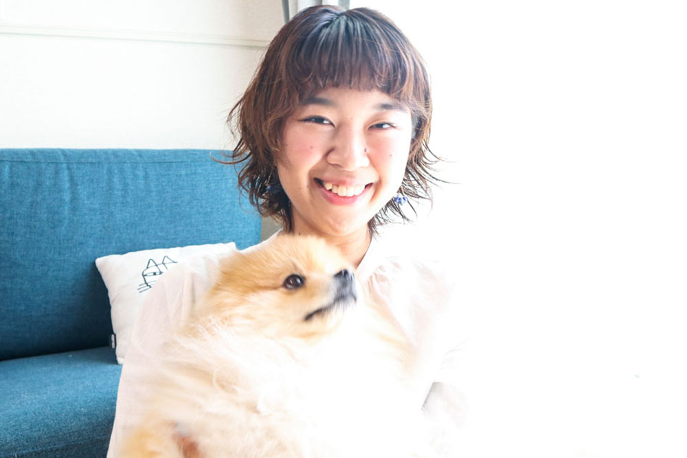 王子を抱えて正面を向き、にこやかな久保千聡