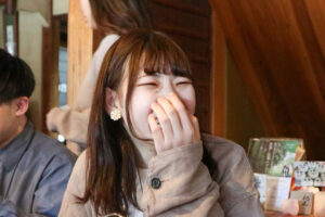 口に手を当てて割れう山下妃菜
