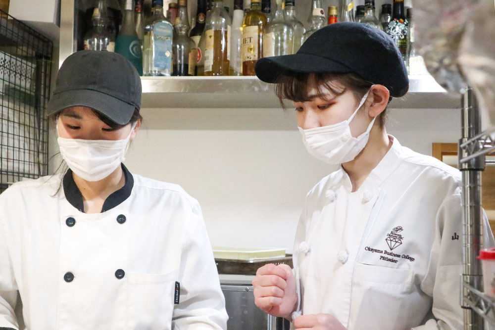 高橋真未に説明を受ける山下妃菜