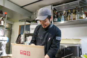 箱にケーキを詰める加藤泰