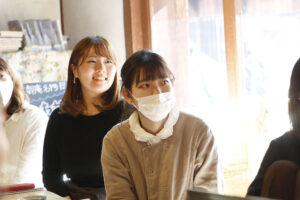山下妃菜 社員ミーティングで話を聞く様子