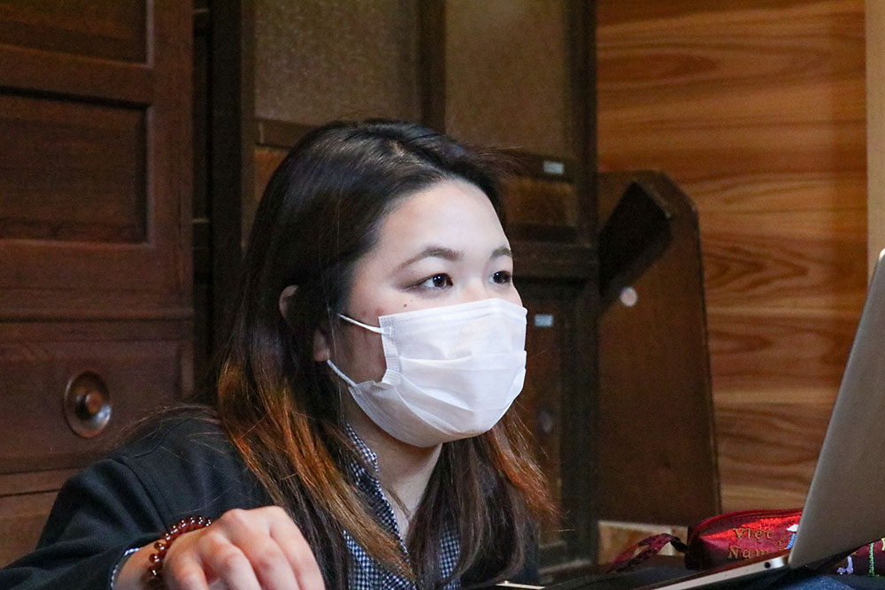 パソコンの画面を真剣に見つめる赤木有真(有鄰庵)