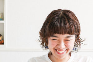笑顔の久保千聡（右寄りアップ）