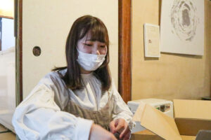 バスクチーズケーキにシールを貼る山下妃菜