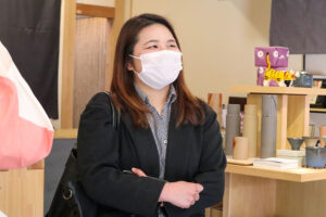 手を組んで笑う赤木有真 正面から（美観堂）