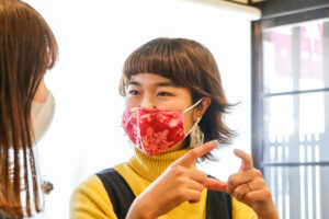 片平愛里に説明している久保千聡