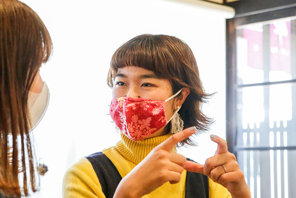 片平愛里に説明している久保千聡