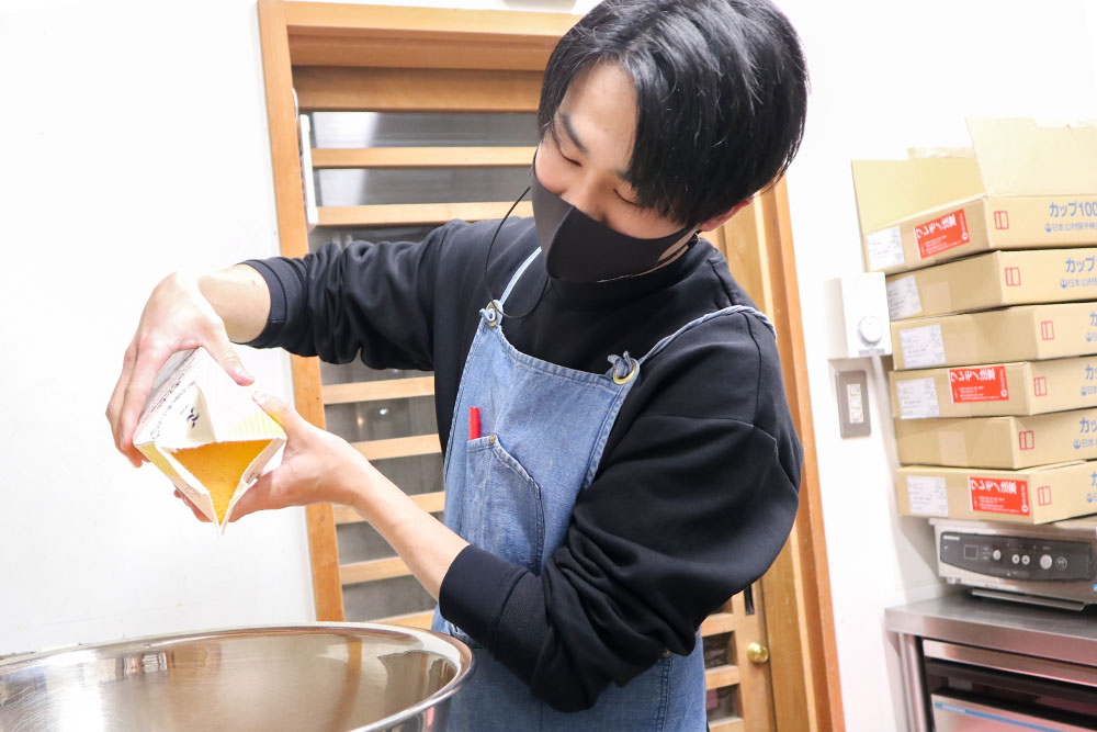 卵黄をボールに入れる藤原唯希(プリンキッチン)