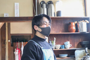 キッチンに立つ藤原唯希