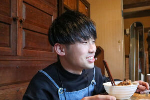 こたつで話す藤原唯希