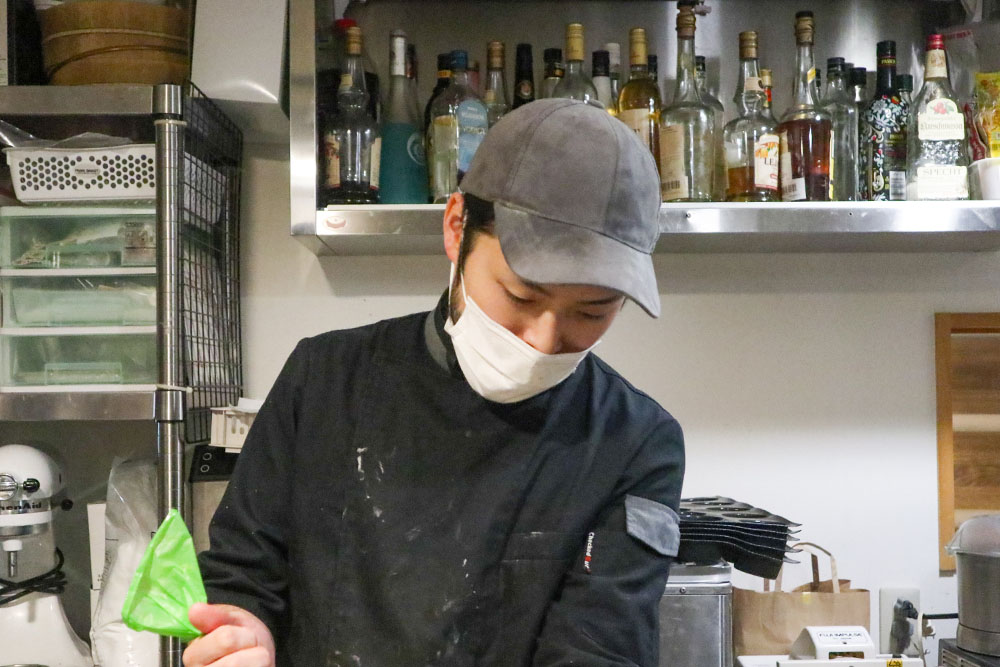 フィナンシェをしぼる加藤泰