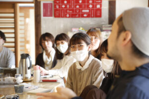 加藤泰の話を真剣にきいている山下妃菜