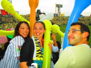 ベルギーの友達と甲子園野球を観戦する美観堂スタッフの藤本順子（ふじこ）