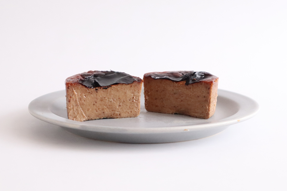 倉敷チーズケーキ隊の珈琲とカカオのバスクチーズケーキ