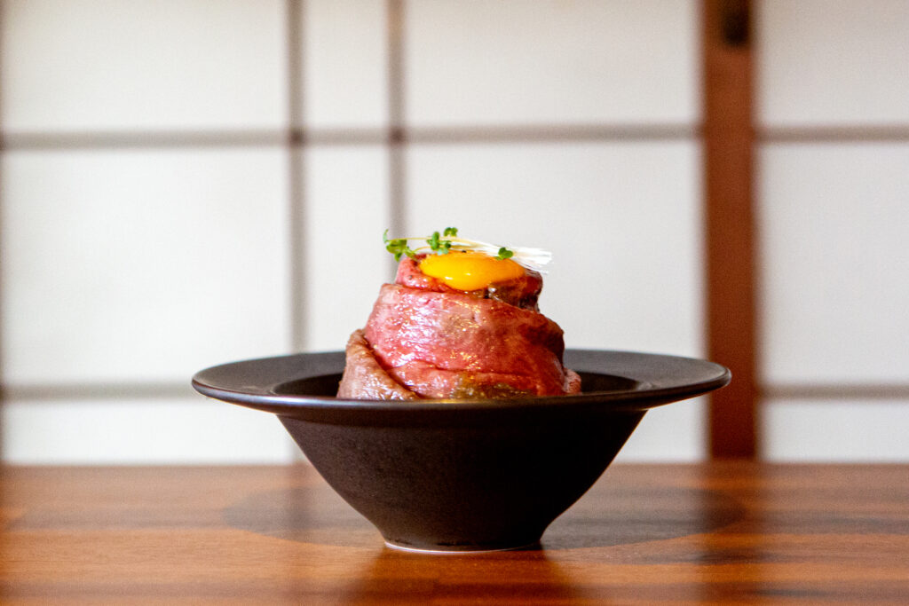 有鄰庵岡山希少和牛店の肉山雲海ローストビーフ丼
