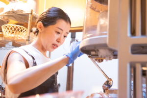 株式会社行雲の広報かつ『カフェ有鄰庵』のアルバイト・小銭綾乃