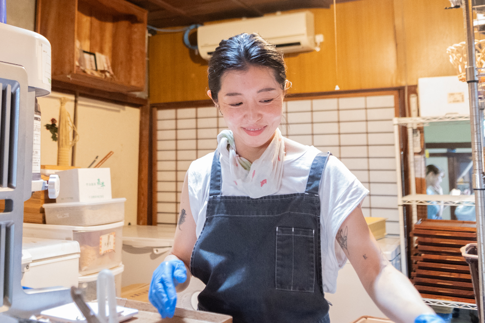 株式会社行雲の広報兼『カフェ有鄰庵』のアルバイト・小銭綾乃